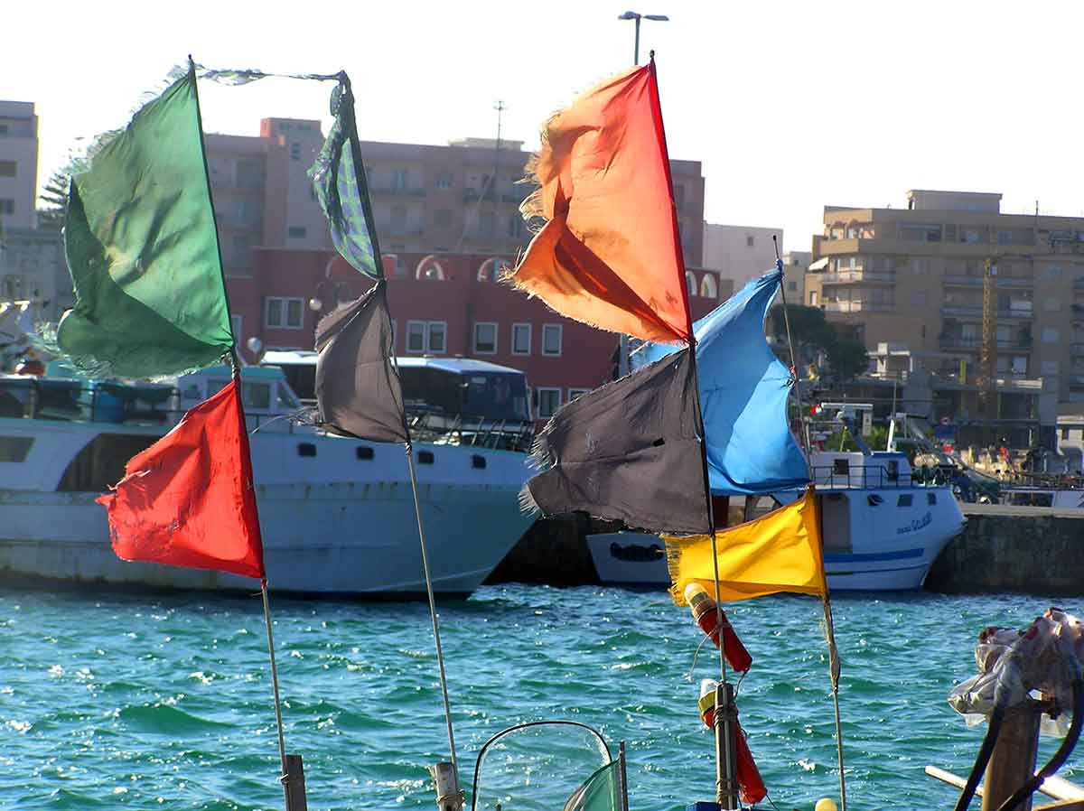 Rustling flags warn against the colpo d'aria