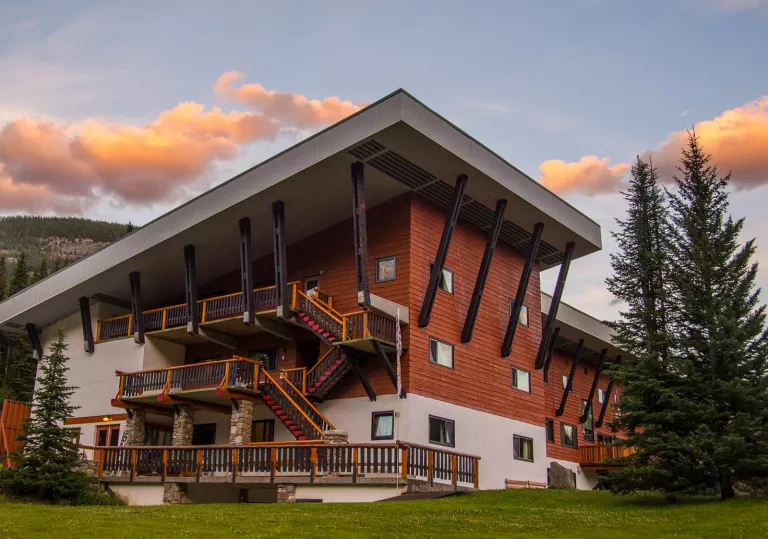 Exterior CMH Bugaboo Lodge