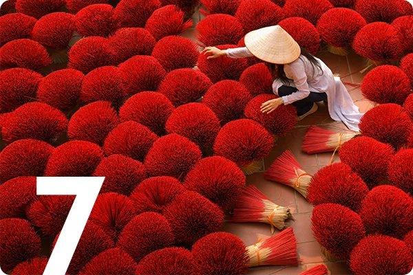 text: 7; image: A farmer bundling saffron in Vietnam