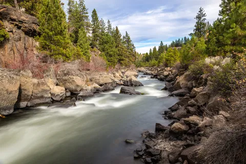 Wide shot of quickly flowing river.