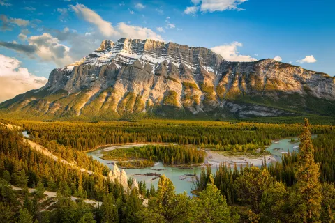 Wide shot of Hoodoos Viewpoint.